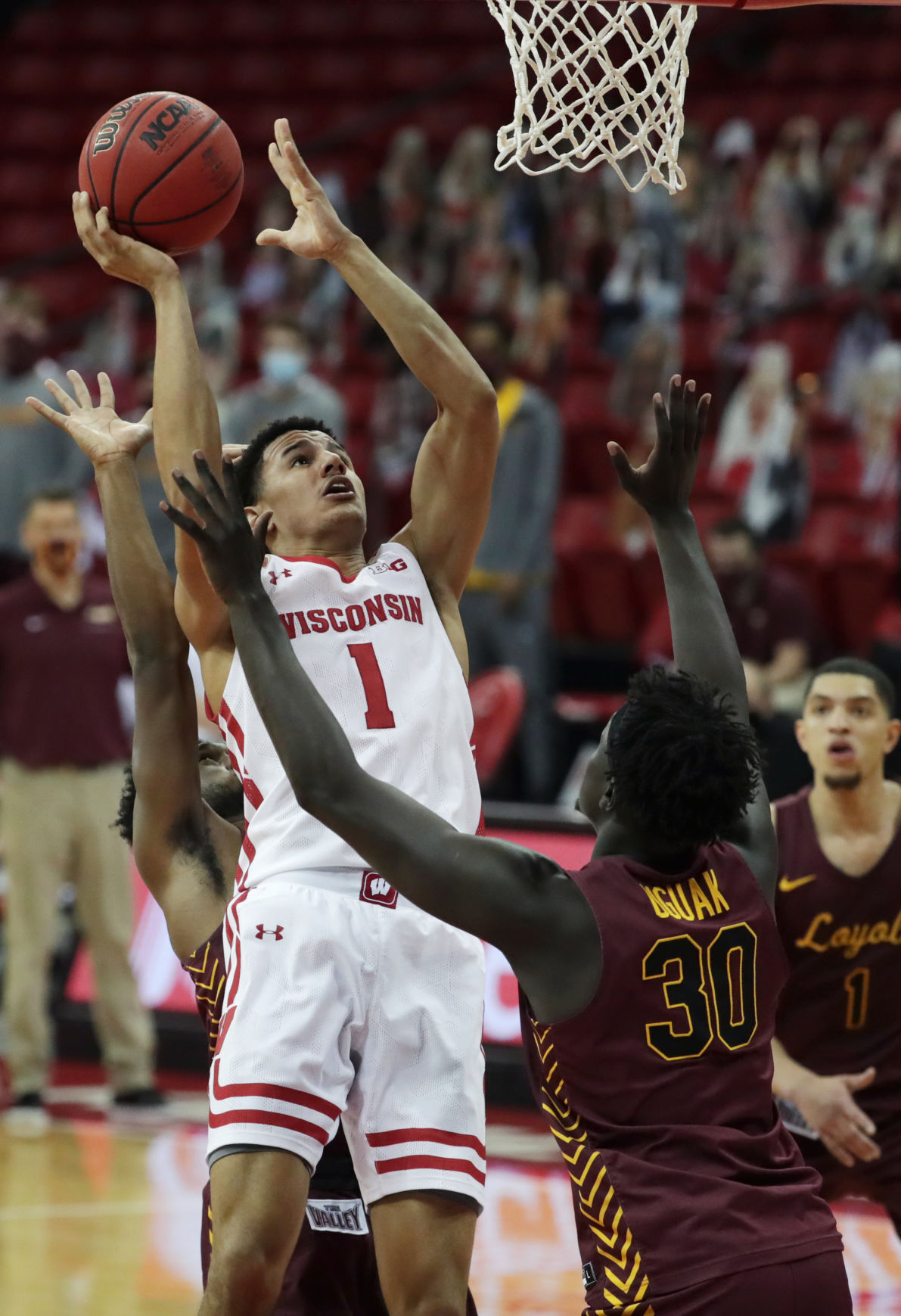 UW 77, Loyola Chicago 63
